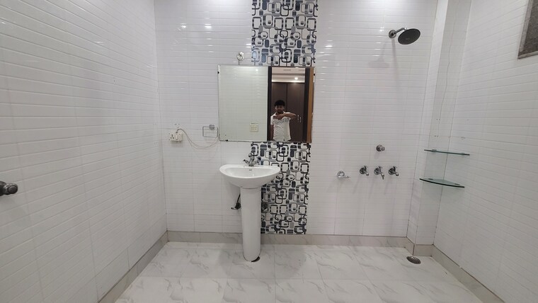 Bathroom, vivek vihar 4 Bedroom 2700 Sq.Ft. Builder Floor In Vivek Vihar Delhi 8684860