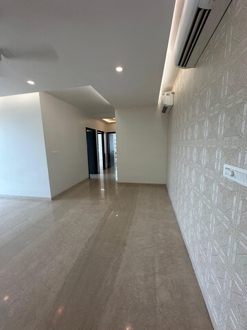 Room in 3 BHK Apartment at Oberoi Maxima, Andheri East – for Rent