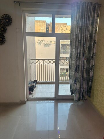 Room in 2 BHK Apartment at Gaur City 2 - 14th Avenue, Sector 16c Greater Noida – for Rent