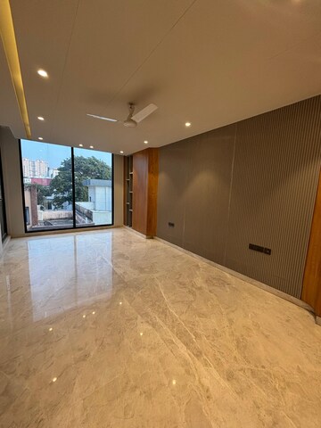 Room in 4 BHK Builder Floor at DLF City Phase IV, Dlf Phase iv – for Rent