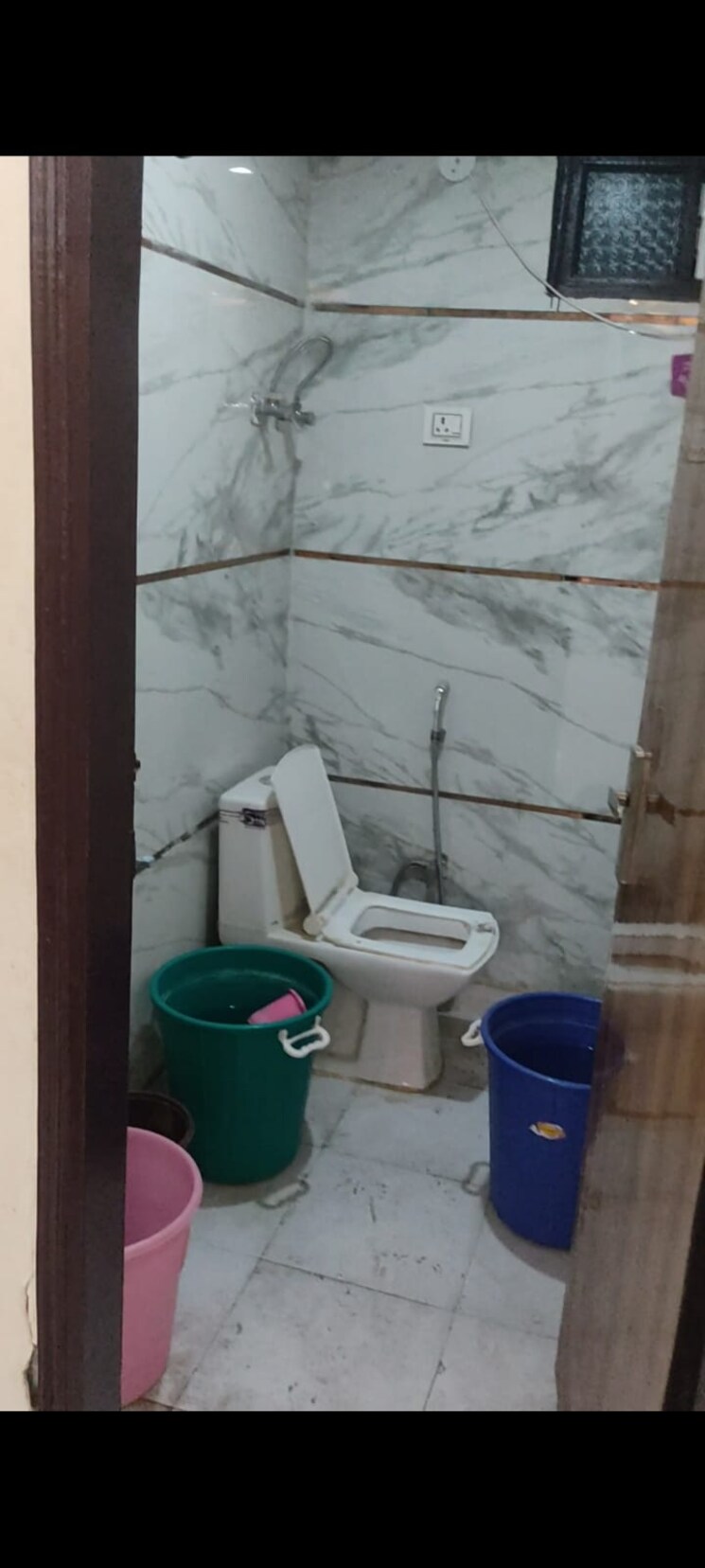 Bathroom, dwarka mor 3 Bedroom 100 Sq.Yd. Builder Floor In Dwarka Mor Delhi 8685319