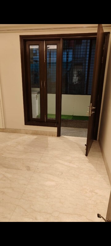 Room in 3.5 BHK Builder Floor at Sarvodaya Enclave – for Rent