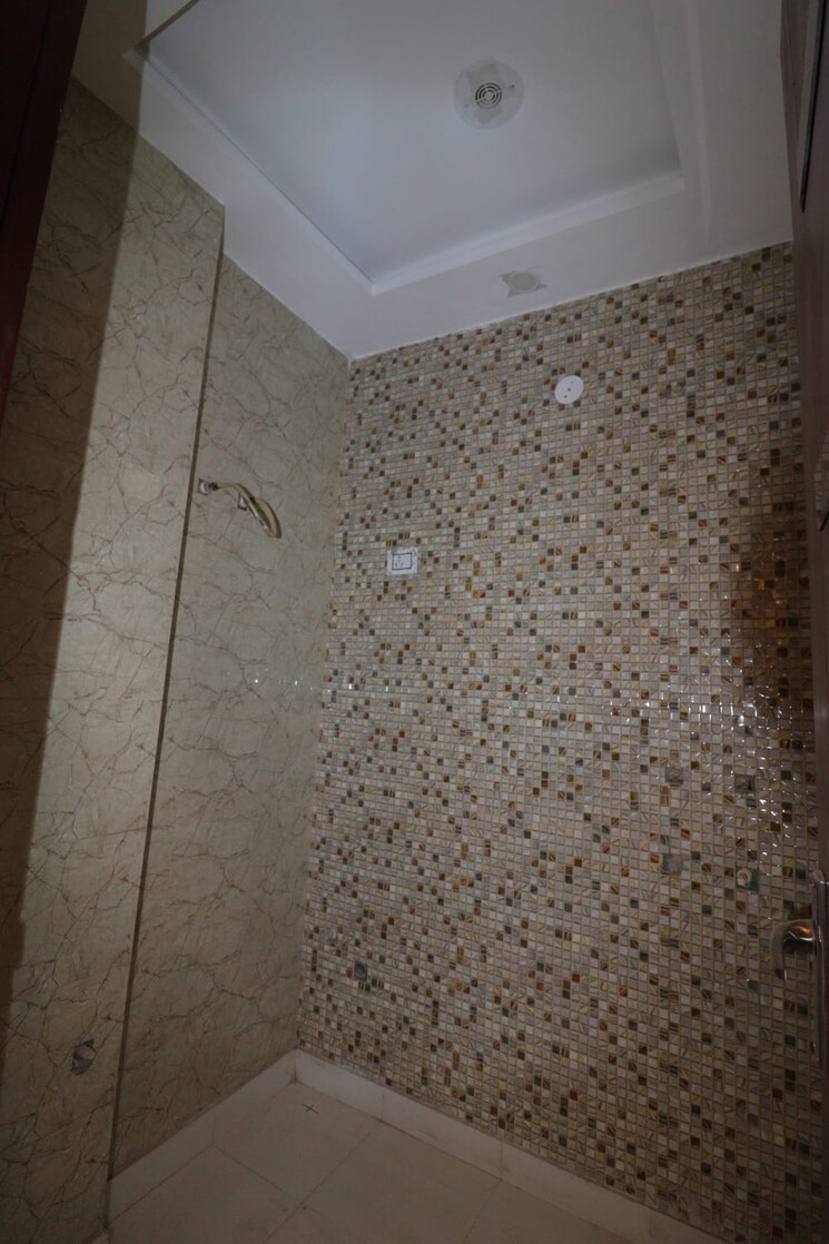 Bathroom, dwarka mor 3 Bedroom 72 Sq.Yd. Apartment In Dwarka Mor Delhi 8685662