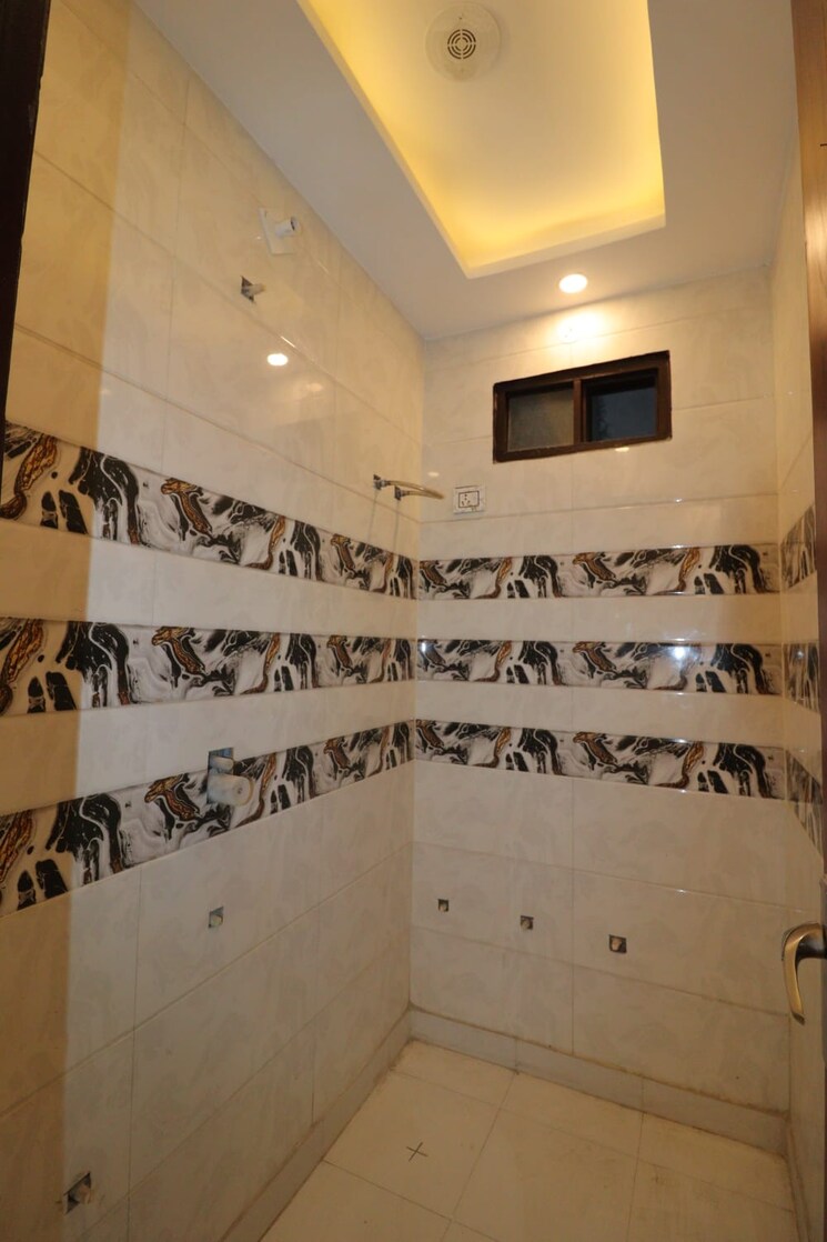 Bathroom, dwarka mor 3 Bedroom 72 Sq.Yd. Apartment In Dwarka Mor Delhi 8685662