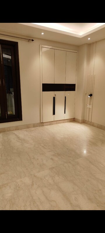 Room in 3 BHK Builder Floor at Safdarjung Enclave – for Rent
