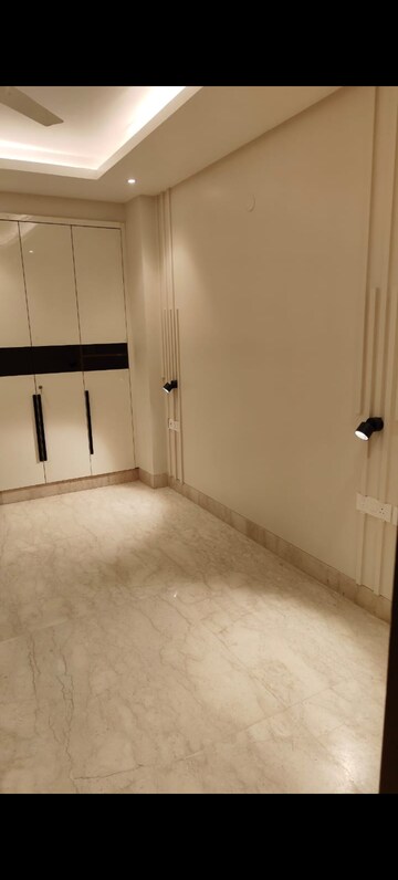 Room in 3 BHK Builder Floor at Safdarjung Enclave – for Rent
