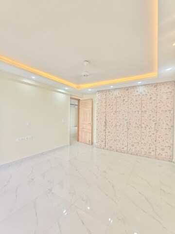 Room in 3 BHK Builder Floor at Palam Vihar – for Rent