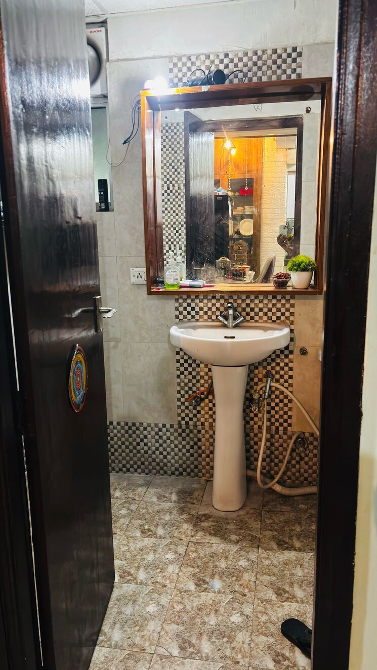 Bathroom, galaxy-royale 2 Bedroom 1060 Sq.Ft. Apartment In Gaur City 2 Greater Noida 8685988