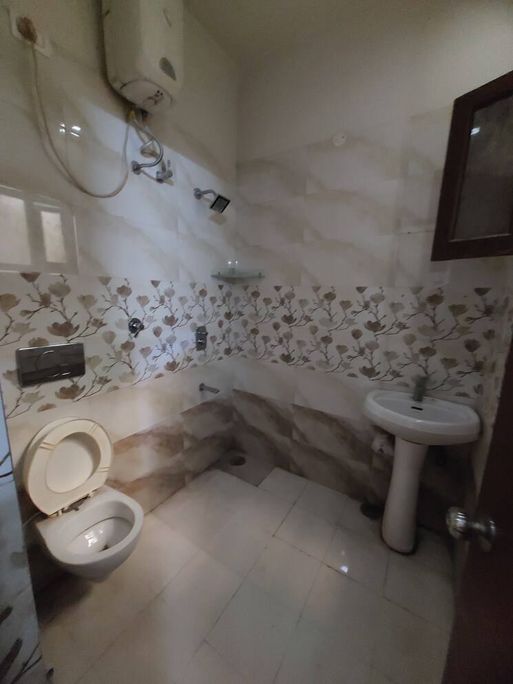 Bathroom, ambala highway 3 Bedroom 1250 Sq.Ft. Builder Floor In Ambala Highway Zirakpur 8686266