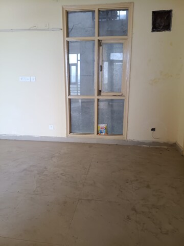 Room in 2 BHK Apartment at RAS Palm Residency, Sector 76 – for Sale