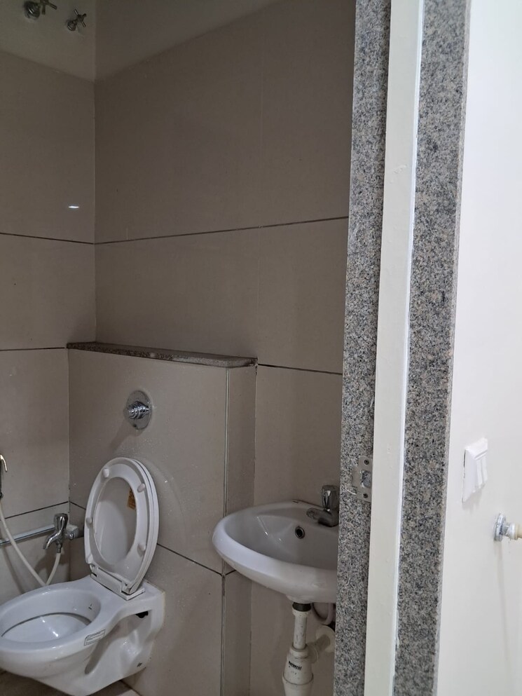 Bathroom, sun-westbank Commercial Office Space 720 Sq.Ft. In Navrangpura Ahmedabad 8686536