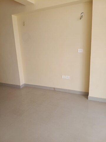 Room in 2 BHK Apartment at RAS Palm Residency, Sector 76 – for Sale
