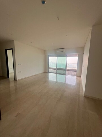 Room in 3 BHK Apartment at Lokhandwala Minerva Mahalaxmi, Mahalaxmi – for Rent