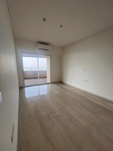 Room in 3 BHK Apartment at Lokhandwala Minerva Mahalaxmi, Mahalaxmi – for Rent