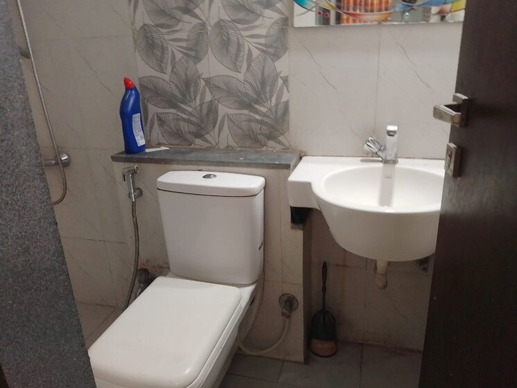 Bathroom, madhuban-society 2 Bedroom 850 Sq.Ft. Apartment In Vishrantwadi Pune 8687257
