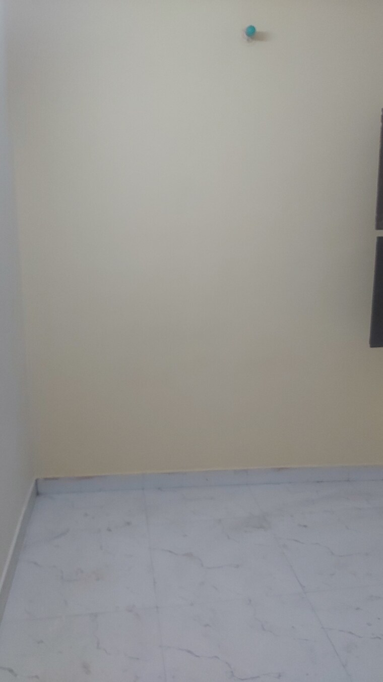 Room, mayur vihar 2.5 Bedroom 550 Sq.Ft. Builder Floor In Mayur Vihar Delhi 8687575