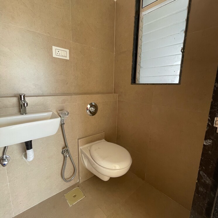 Bathroom, je-and-vee-om-trimurti 1 Bedroom 405 Sq.Ft. Apartment In Dindoshi Mumbai 8687571