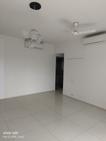 Room in 2 BHK Apartment at Pioneer Park Phase 1, Sector 61 – for Rent