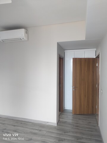 Room in 2 BHK Apartment at Pioneer Park Phase 1, Sector 61 – for Rent