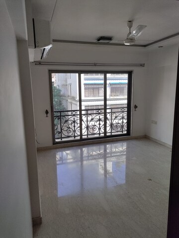 Room in 3 BHK Apartment at Ekta Heritage Apartment, Khar West – for Sale