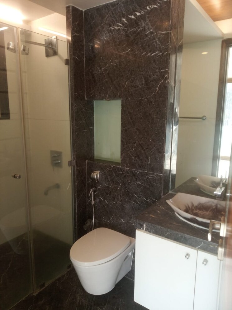 Bathroom, khar west 4 Bedroom 1900 Sq.Ft. Apartment In Khar West Mumbai 8687617