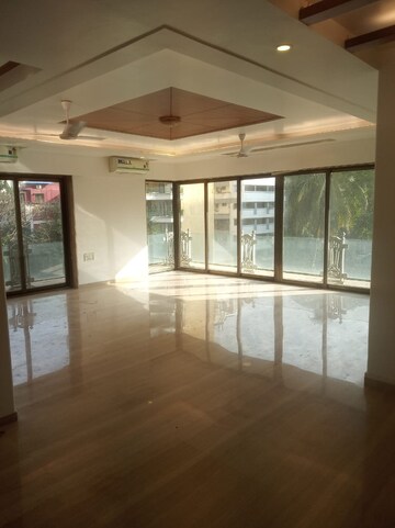 Room in 4 BHK Apartment at Khar West – for Rent
