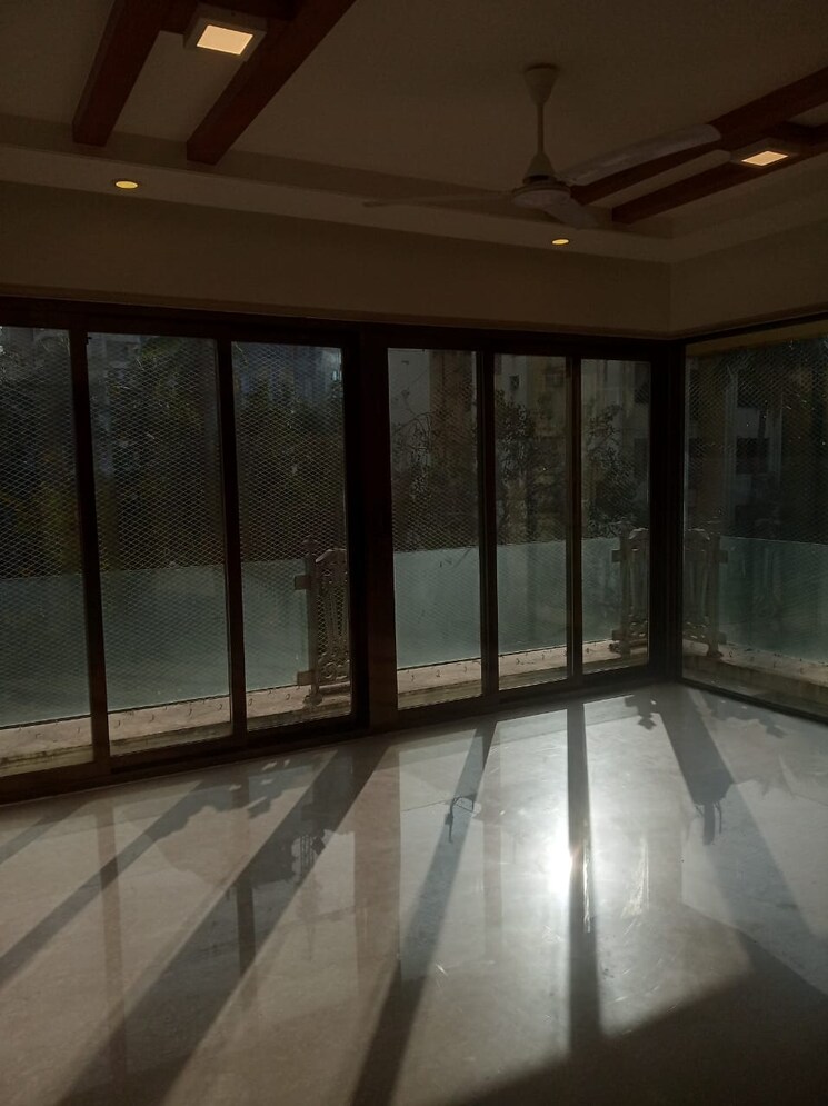 Room, khar west 4 Bedroom 1900 Sq.Ft. Apartment In Khar West Mumbai 8687617