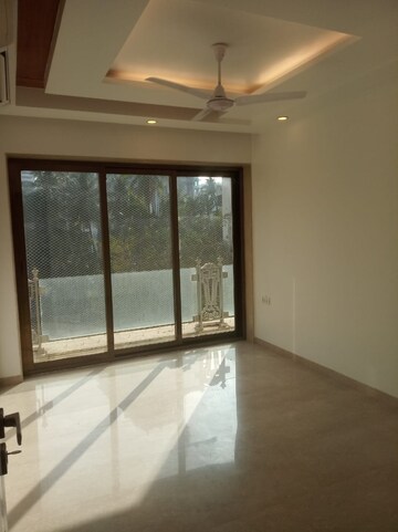 Room in 4 BHK Apartment at Khar West – for Rent