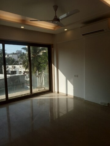 Room in 4 BHK Apartment at Khar West – for Rent