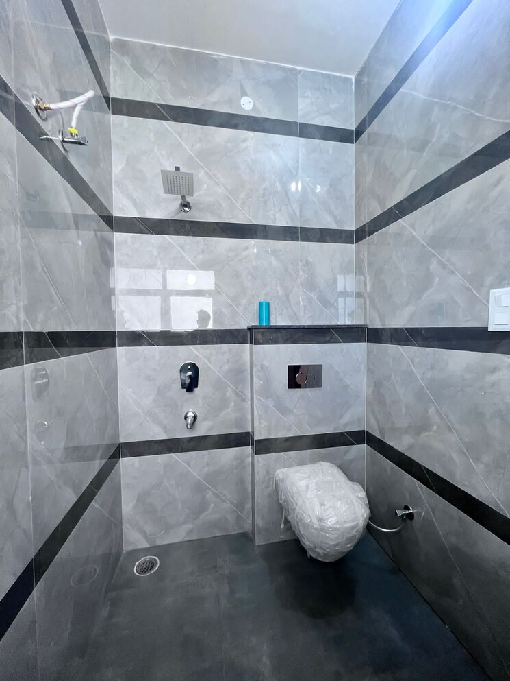 Bathroom, pitampura 3 Bedroom 125 Sq.Yd. Builder Floor In Pitampura Delhi 8687627