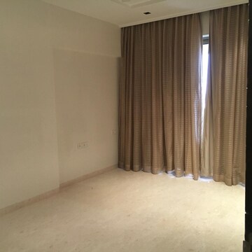 Room in 5 BHK Apartment at Amrit Bhavan, Santacruz West – for Rent
