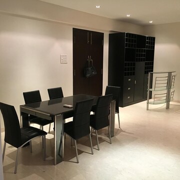 Team Area in 5 BHK Apartment at Amrit Bhavan, Santacruz West – for Rent