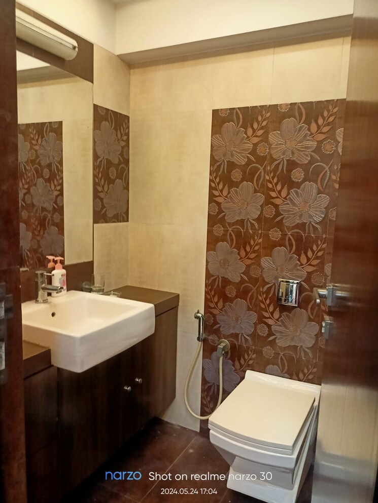Bathroom, khar west 4 Bedroom 2500 Sq.Ft. Apartment In Khar West Mumbai 8687644