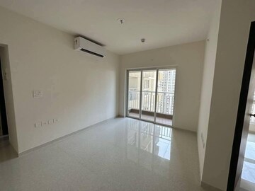 Room in 2 BHK Apartment at Lodha Amara, Kolshet Road – for Rent