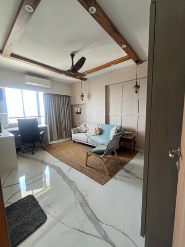Team Area in 4 BHK Apartment at Sudesh Apartment, Santacruz West – for Rent