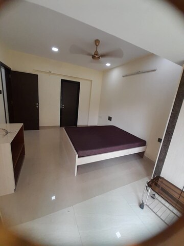 2 BHK Apartment For Rent in Khar West