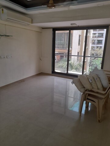 Room in 2 BHK Apartment at Khar West – for Rent