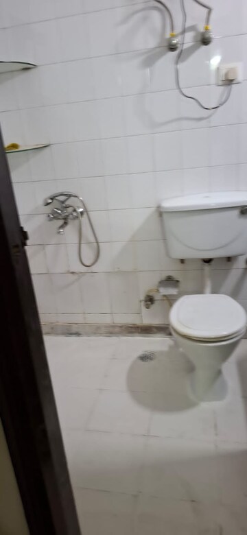 Master Bedroom in 3 BHK Builder Floor at Uppal Southend, Sector 49 – for Rent