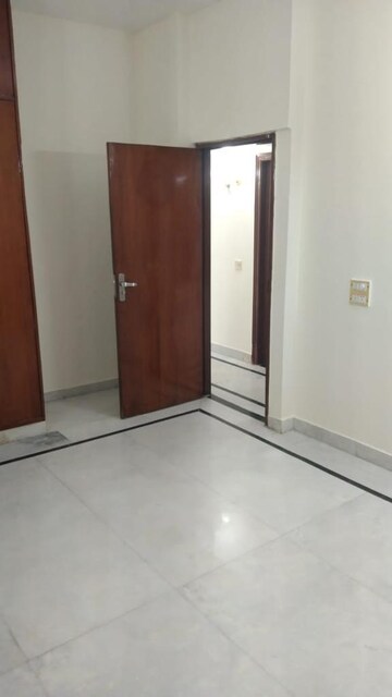 Room in 3 BHK Builder Floor at Uppal Southend, Sector 49 – for Rent