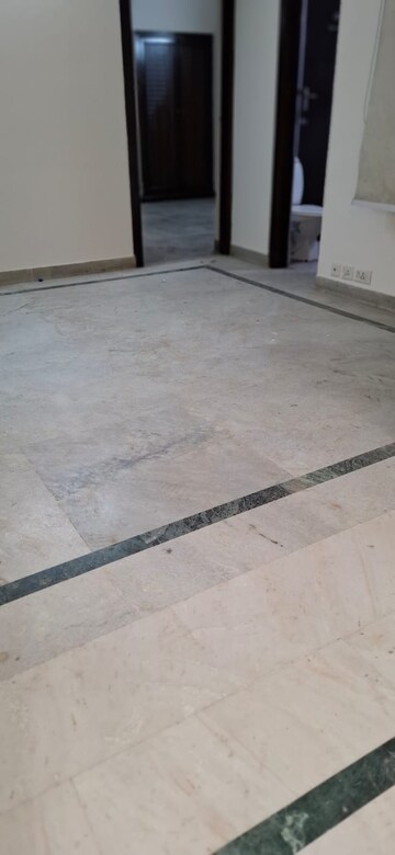 Room in 3 BHK Builder Floor at Uppal Southend, Sector 49 – for Rent