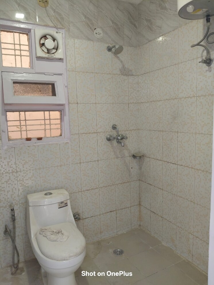 Bathroom, unitech-south-city-ii 3 Bedroom 1300 Sq.Ft. Builder Floor In Sector 50 Gurgaon 8687715