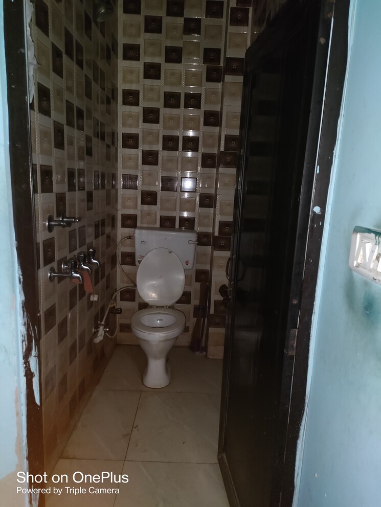 Bathroom, dwarka mor 1 Bedroom 50 Sq.Yd. Builder Floor In Dwarka Mor Delhi 8687783