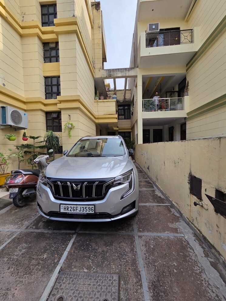  Parking, sector 23a 3 Bedroom 1800 Sq.Ft. Apartment In Sector 23a Gurgaon 8687799