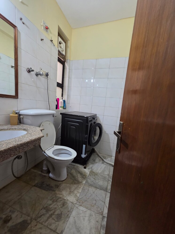 Bathroom, palam vihar 3 Bedroom 360 Sq.Yd. Apartment In Palam Vihar Gurgaon 8687808