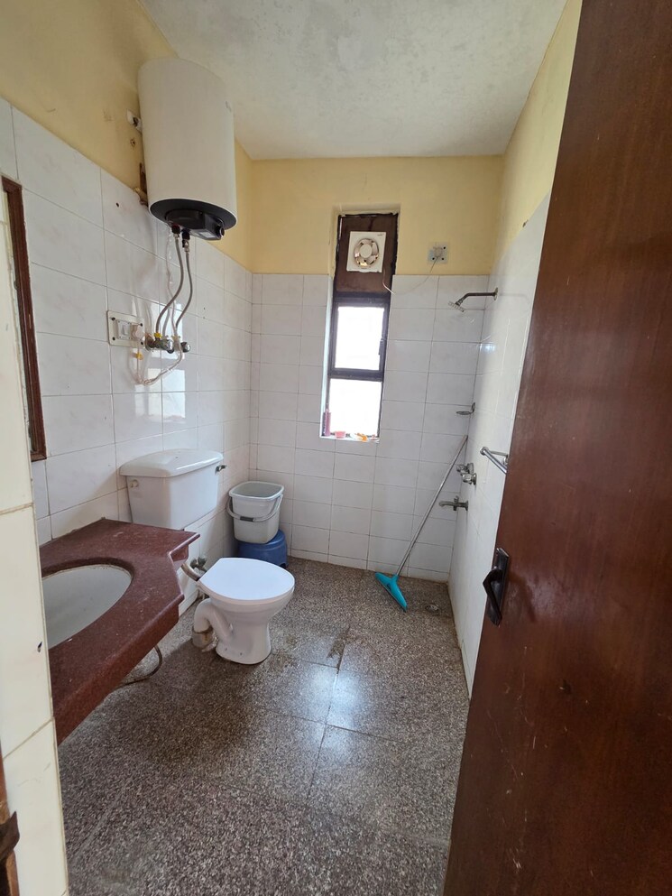 Bathroom, palam vihar 3 Bedroom 360 Sq.Yd. Apartment In Palam Vihar Gurgaon 8687808
