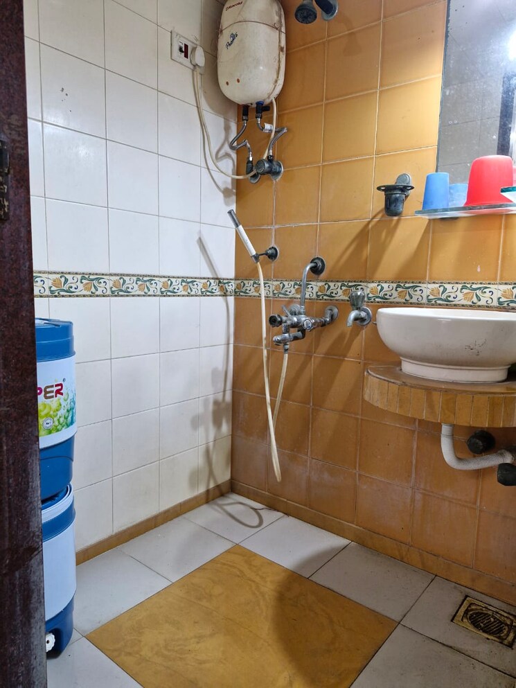 Bathroom, montana-chs 3 Bedroom 1300 Sq.Ft. Apartment In Andheri West Mumbai 8687823