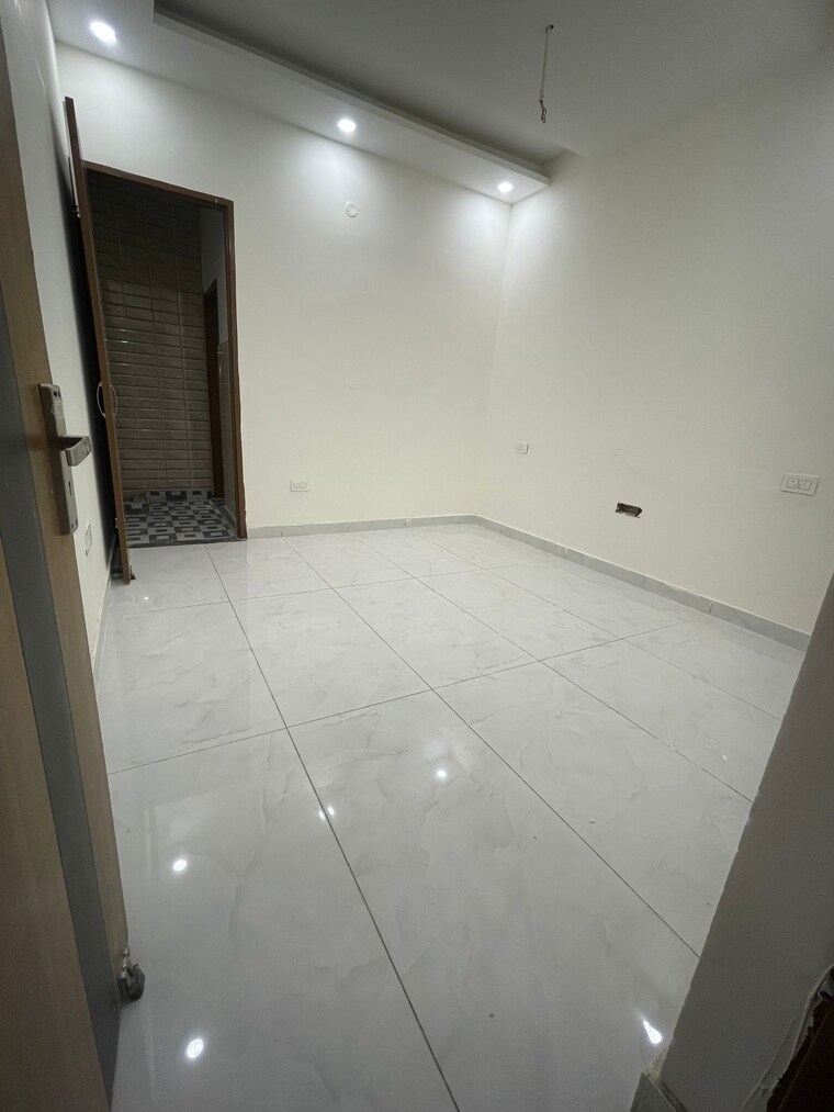 Room, patiala road 4 Bedroom 1800 Sq.Ft. Villa In Patiala Road Zirakpur 8687837