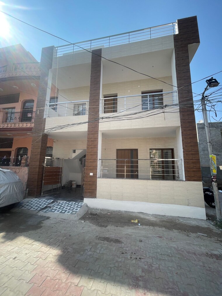  Parking, patiala road 4 Bedroom 1800 Sq.Ft. Villa In Patiala Road Zirakpur 8687837