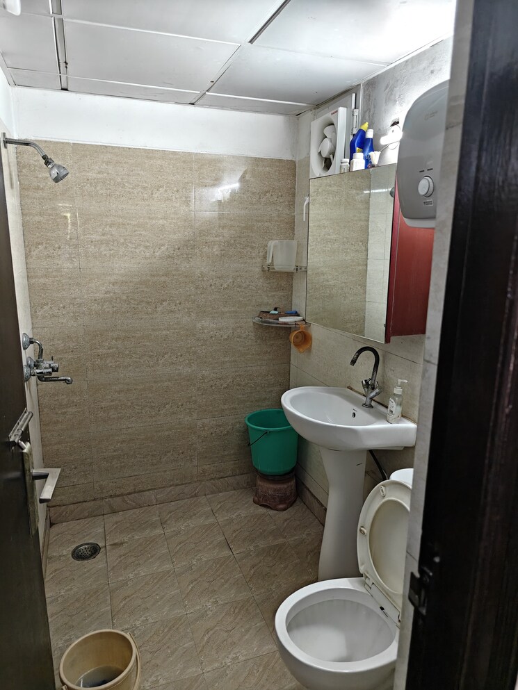 Bathroom, ajnara-klock-tower 3 Bedroom 1495 Sq.Ft. Apartment In Sector 74 Noida 8687839