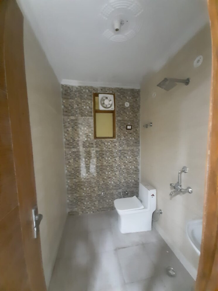 Bathroom, chattarpur 3 Bedroom 145 Sq.Yd. Builder Floor In Chattarpur Delhi 8687946